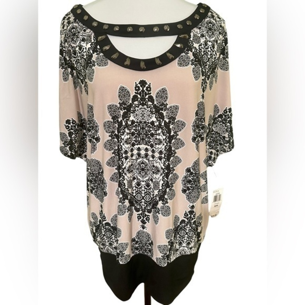 NWT Style & Co. Ladies Top With Detailing - Size Medium 🖤🤍🤎